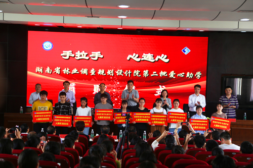 我院與湖南環(huán)境生物職業(yè)技術(shù)學(xué)院再次開展“手拉手  心連心”愛心捐助活動(dòng)